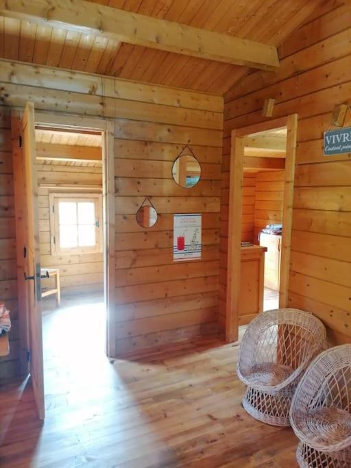 Chalet En Pleine Nature Au Bord D'Un Etang Lanvallay Exterior photo